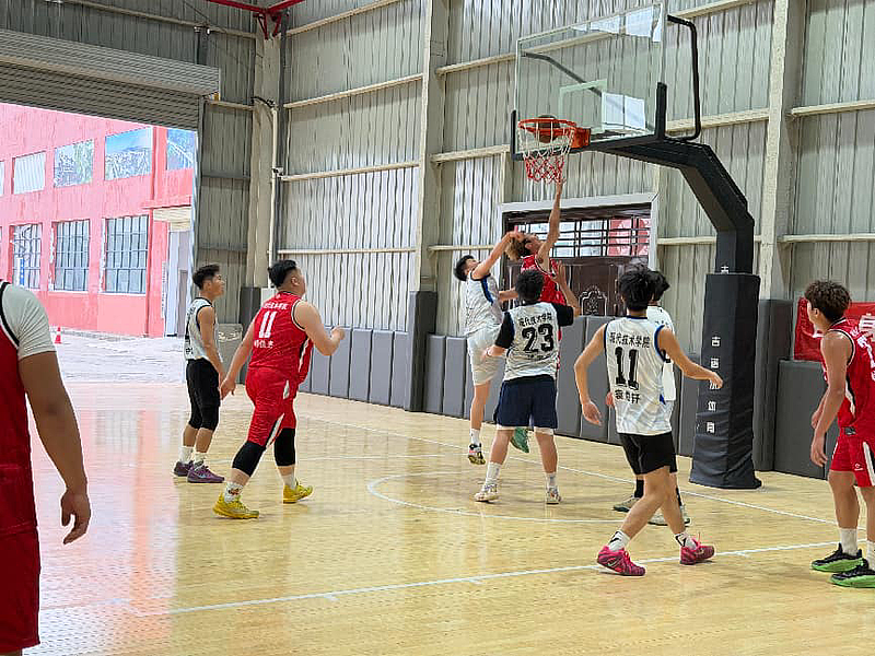 伟德国际victor·1946源自“春日竞逐，篮燃风华”春日篮球友谊赛圆满落幕