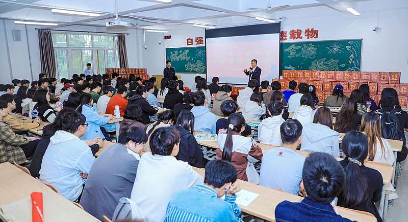 学校领导走访慰问2026年专升本备考学生